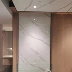 ตลาดออสเตรเลียขนาดใหญ่ 1,000 มม. แผงผนังกว้างห้องน้ำตกแต่งภายในกันน้ำ PVC Cladding การออกแบบหินอ่อนสีขาว